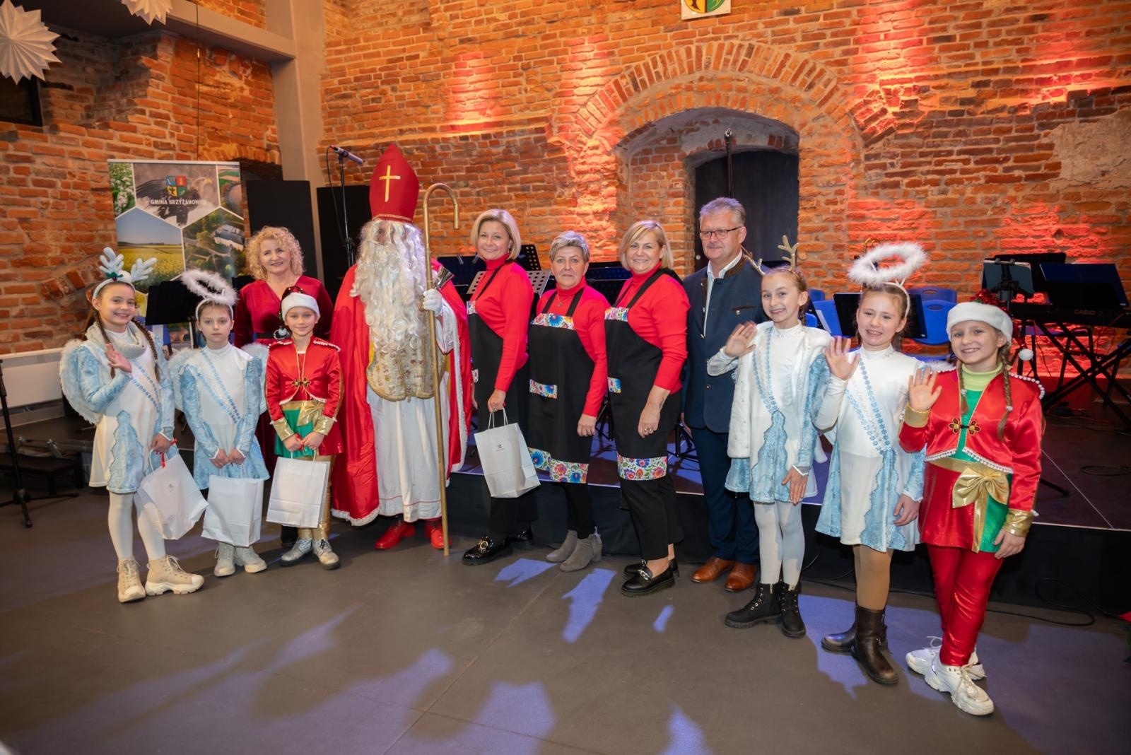 Zdjęcie w galerii na portalu naszraciborz.pl: Kiermasz Bożonarodzeniowy na Zamku w Tworkowie. To miejsce przyciąga jak magnes wiadomości z regionu