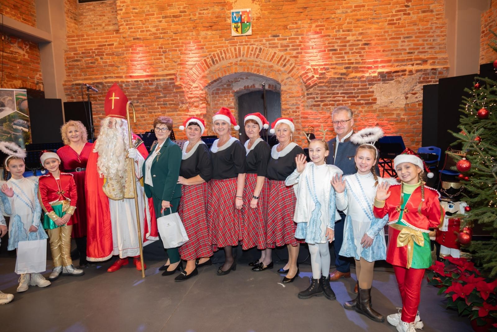 Zdjęcie w galerii na portalu naszraciborz.pl: Kiermasz Bożonarodzeniowy na Zamku w Tworkowie. To miejsce przyciąga jak magnes wiadomości z regionu