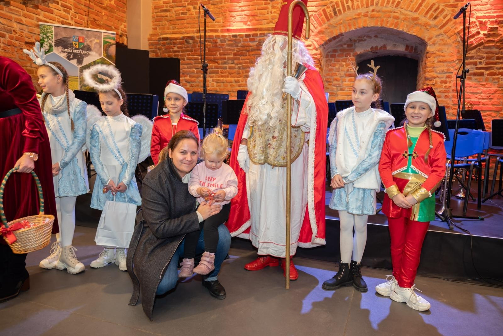 Zdjęcie w galerii na portalu naszraciborz.pl: Kiermasz Bożonarodzeniowy na Zamku w Tworkowie. To miejsce przyciąga jak magnes wiadomości z regionu
