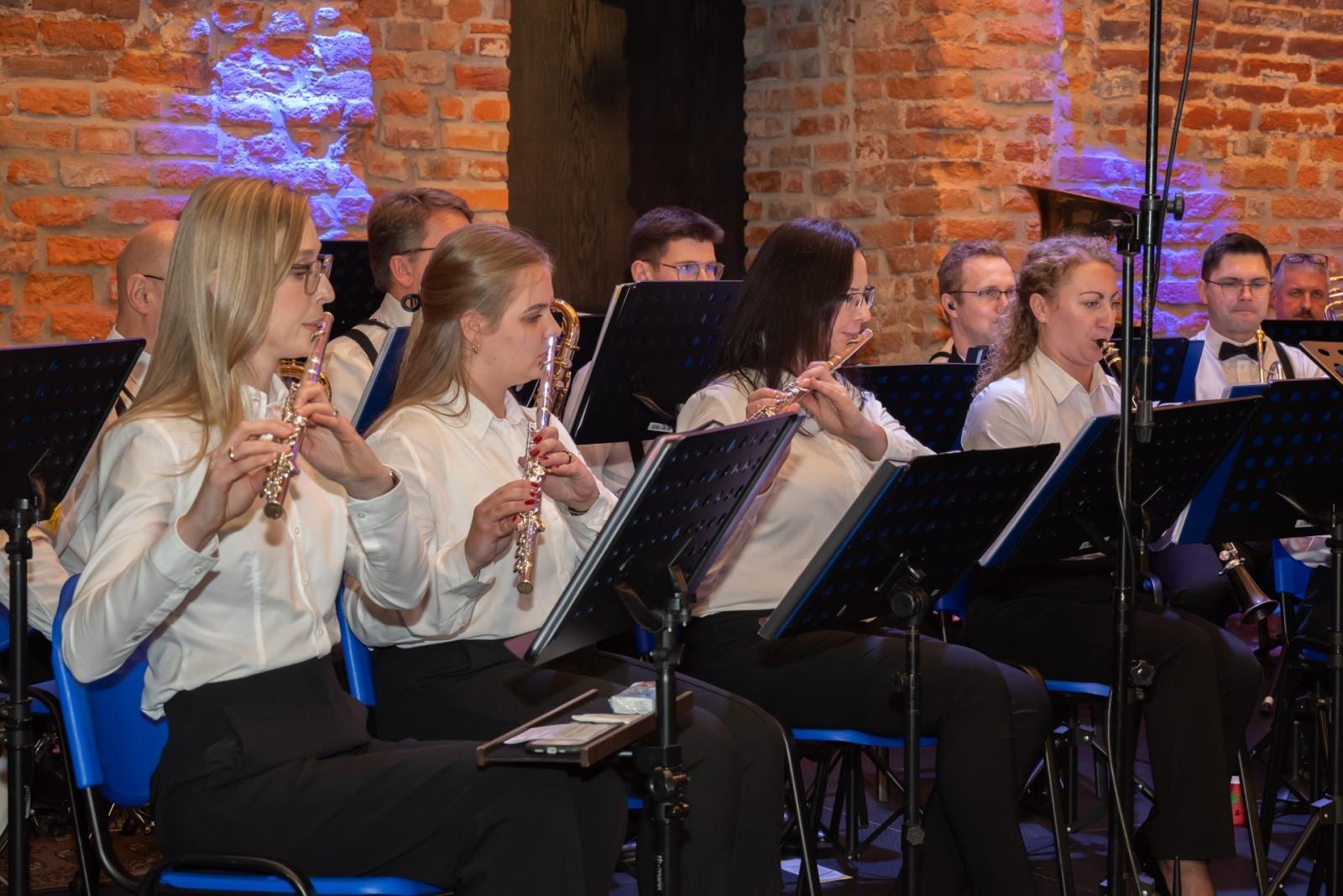 Zdjęcie w galerii na portalu naszraciborz.pl: Kiermasz Bożonarodzeniowy na Zamku w Tworkowie. To miejsce przyciąga jak magnes wiadomości z regionu