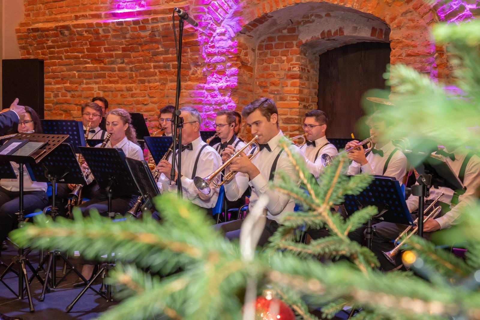 Zdjęcie w galerii na portalu naszraciborz.pl: Kiermasz Bożonarodzeniowy na Zamku w Tworkowie. To miejsce przyciąga jak magnes wiadomości z regionu
