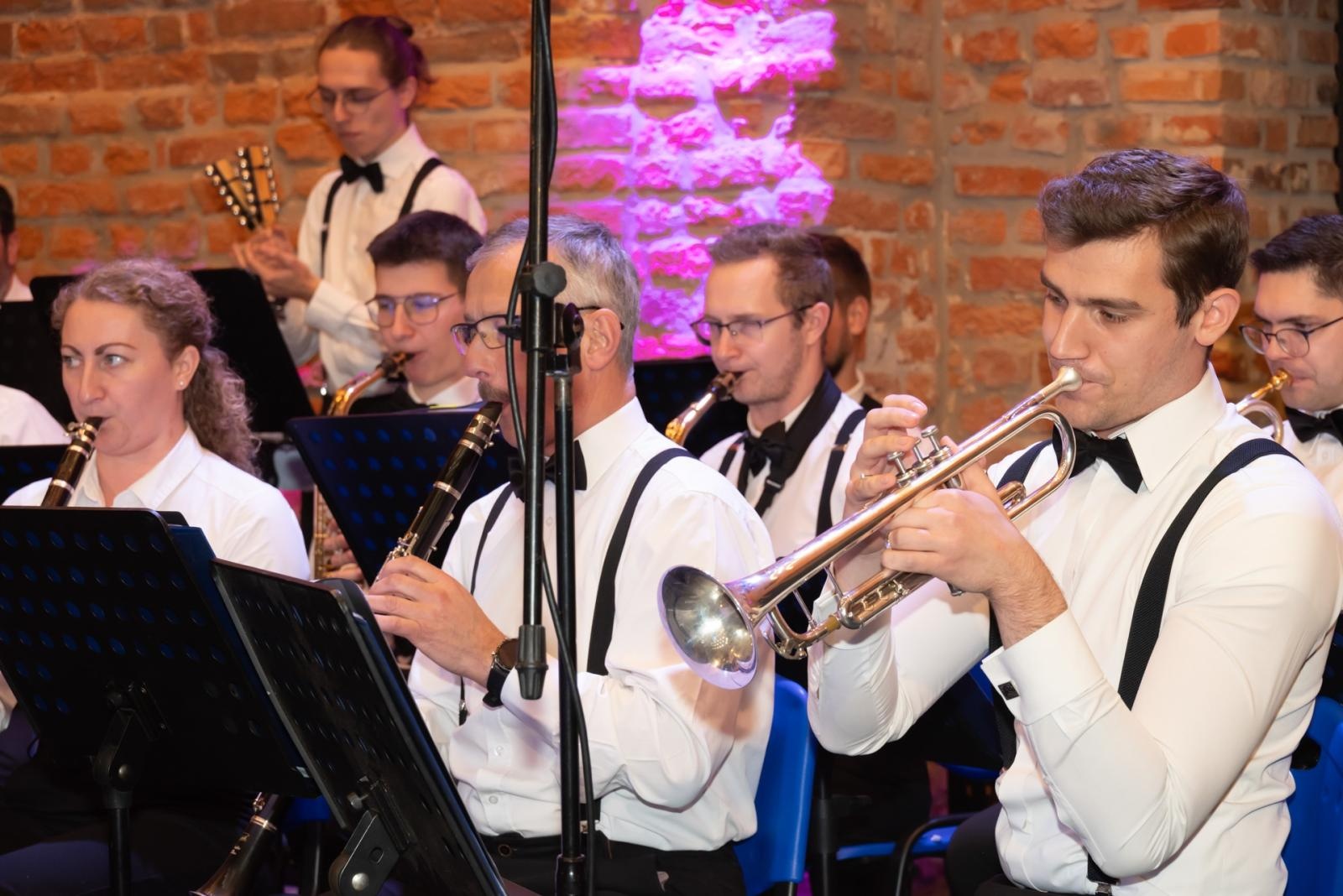 Zdjęcie w galerii na portalu naszraciborz.pl: Kiermasz Bożonarodzeniowy na Zamku w Tworkowie. To miejsce przyciąga jak magnes wiadomości z regionu