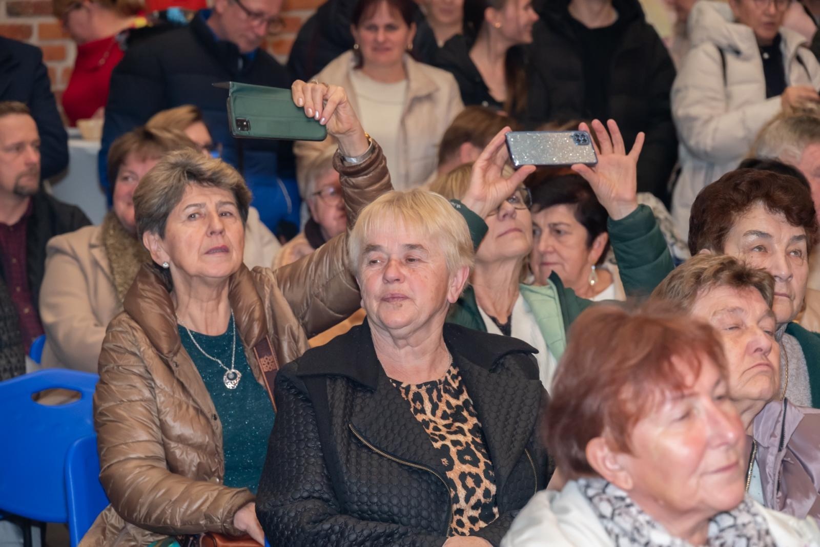 Zdjęcie w galerii na portalu naszraciborz.pl: Kiermasz Bożonarodzeniowy na Zamku w Tworkowie. To miejsce przyciąga jak magnes wiadomości z regionu