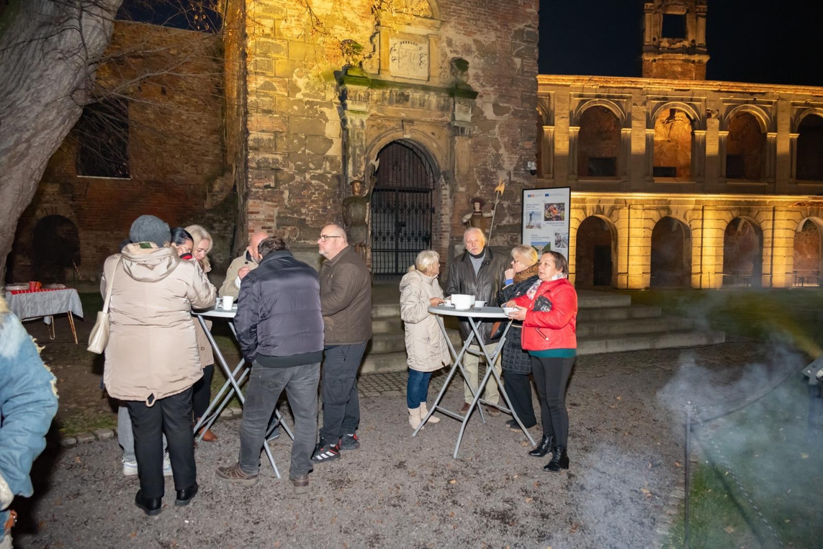 Zdjęcie w galerii na portalu naszraciborz.pl: Kiermasz Bożonarodzeniowy na Zamku w Tworkowie. To miejsce przyciąga jak magnes wiadomości z regionu