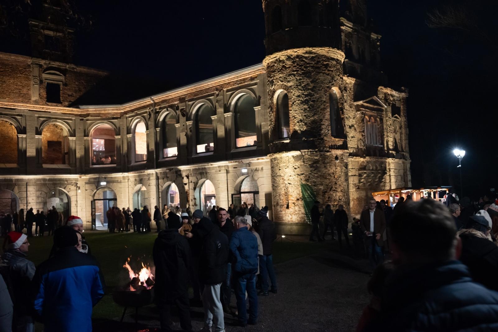 Zdjęcie w galerii na portalu naszraciborz.pl: Kiermasz Bożonarodzeniowy na Zamku w Tworkowie. To miejsce przyciąga jak magnes wiadomości z regionu