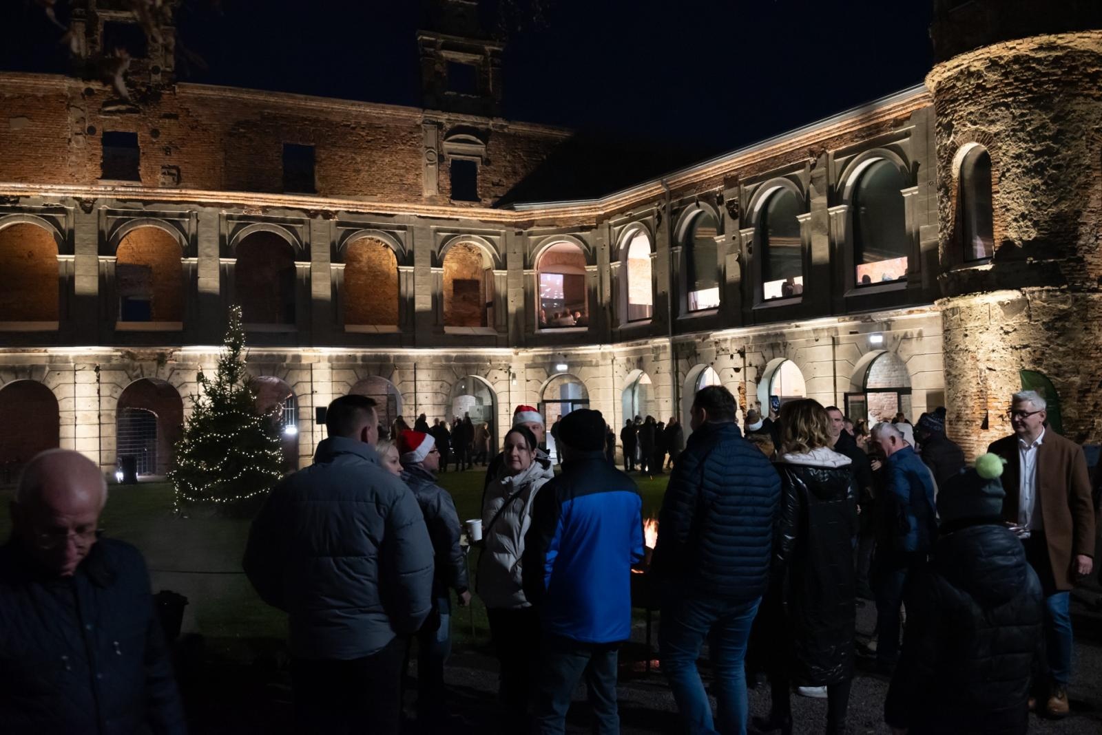 Zdjęcie w galerii na portalu naszraciborz.pl: Kiermasz Bożonarodzeniowy na Zamku w Tworkowie. To miejsce przyciąga jak magnes wiadomości z regionu