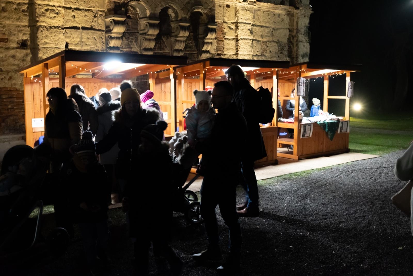 Zdjęcie w galerii na portalu naszraciborz.pl: Kiermasz Bożonarodzeniowy na Zamku w Tworkowie. To miejsce przyciąga jak magnes wiadomości z regionu