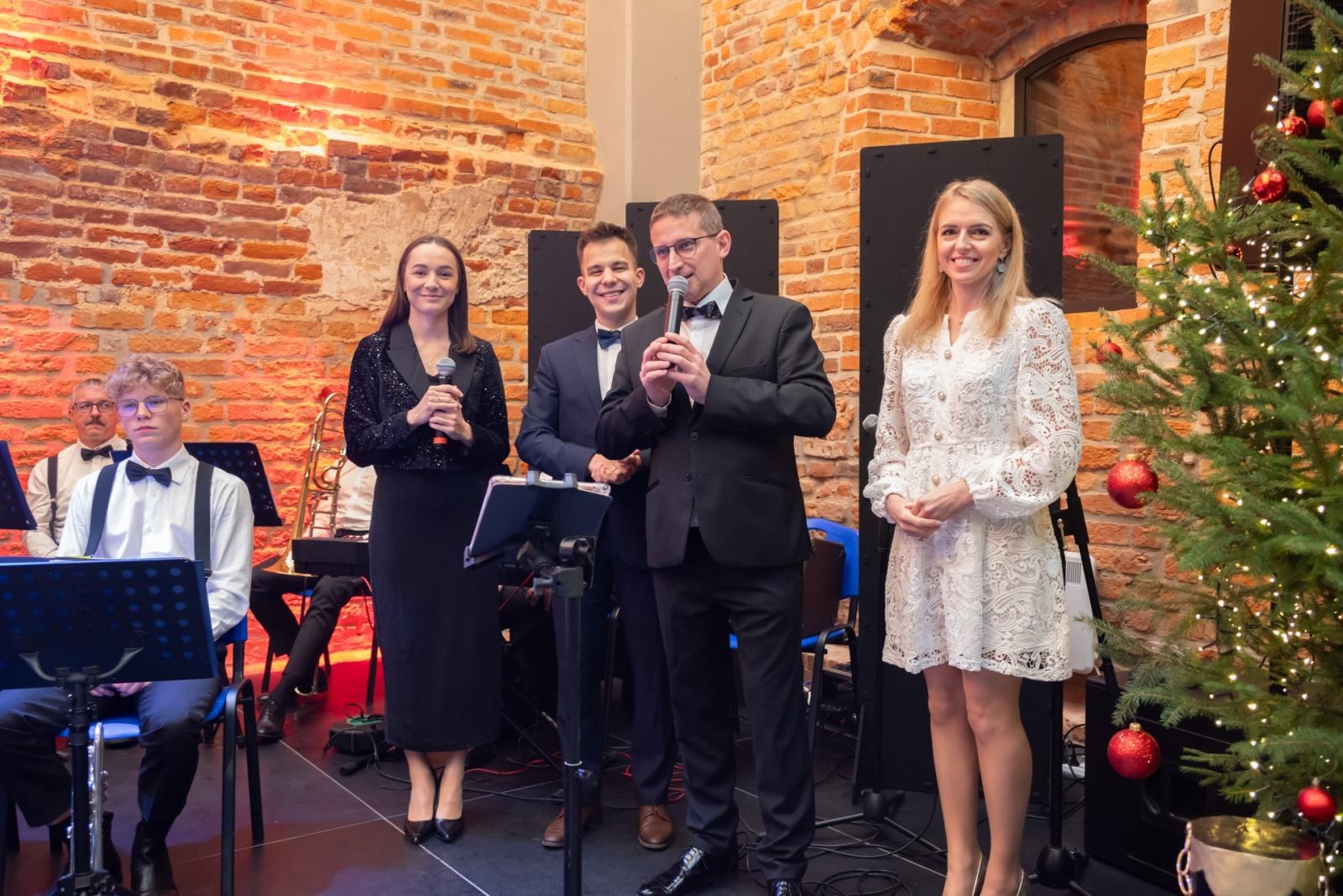 Zdjęcie w galerii na portalu naszraciborz.pl: Kiermasz Bożonarodzeniowy na Zamku w Tworkowie. To miejsce przyciąga jak magnes wiadomości z regionu