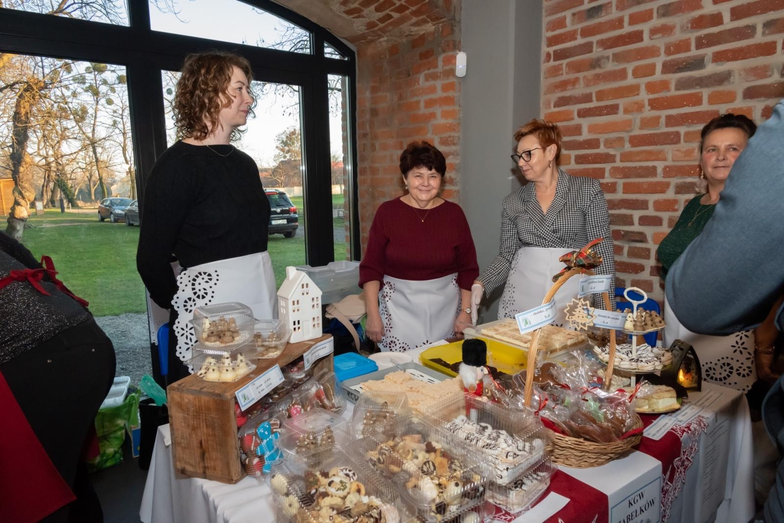Zdjęcie w galerii na portalu naszraciborz.pl: Kiermasz Bożonarodzeniowy na Zamku w Tworkowie. To miejsce przyciąga jak magnes wiadomości z regionu