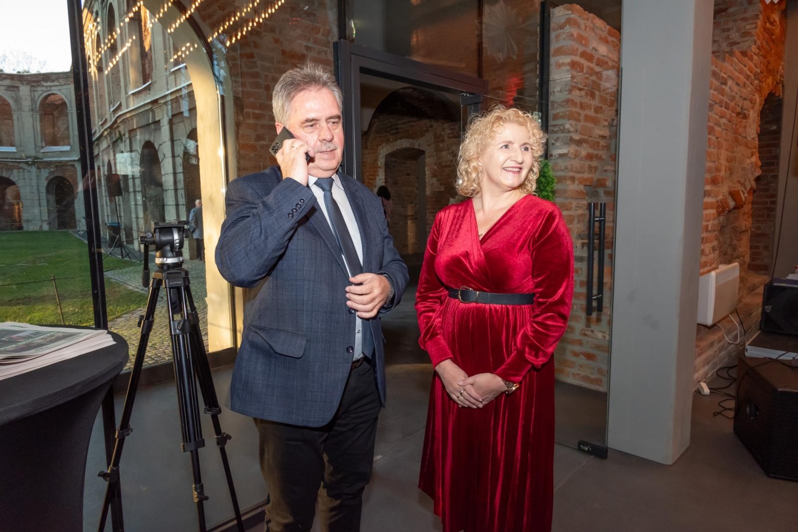 Zdjęcie w galerii na portalu naszraciborz.pl: Kiermasz Bożonarodzeniowy na Zamku w Tworkowie. To miejsce przyciąga jak magnes wiadomości z regionu