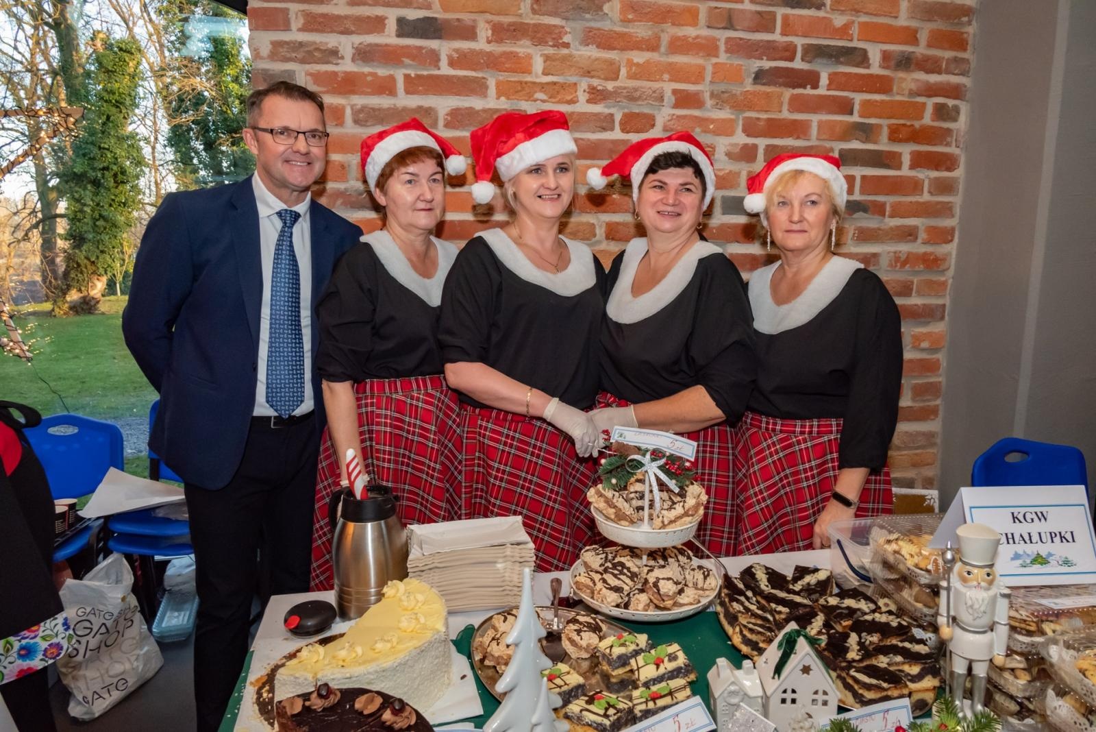 Zdjęcie w galerii na portalu naszraciborz.pl: Kiermasz Bożonarodzeniowy na Zamku w Tworkowie. To miejsce przyciąga jak magnes wiadomości z regionu