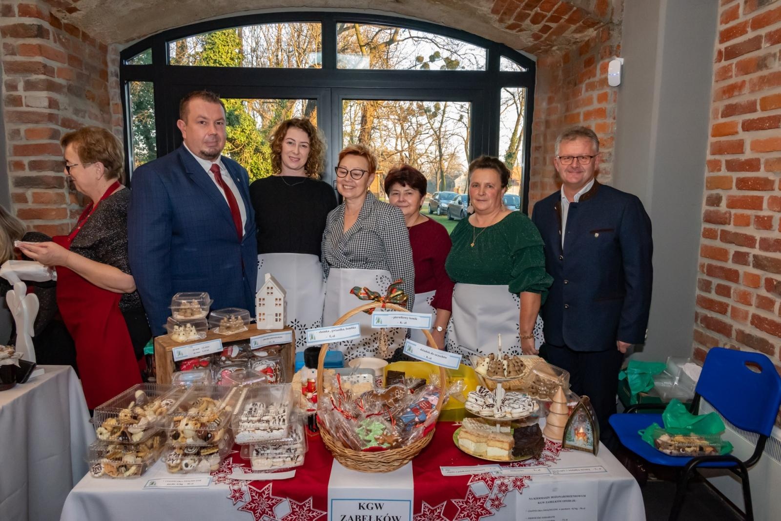 Zdjęcie w galerii na portalu naszraciborz.pl: Kiermasz Bożonarodzeniowy na Zamku w Tworkowie. To miejsce przyciąga jak magnes wiadomości z regionu