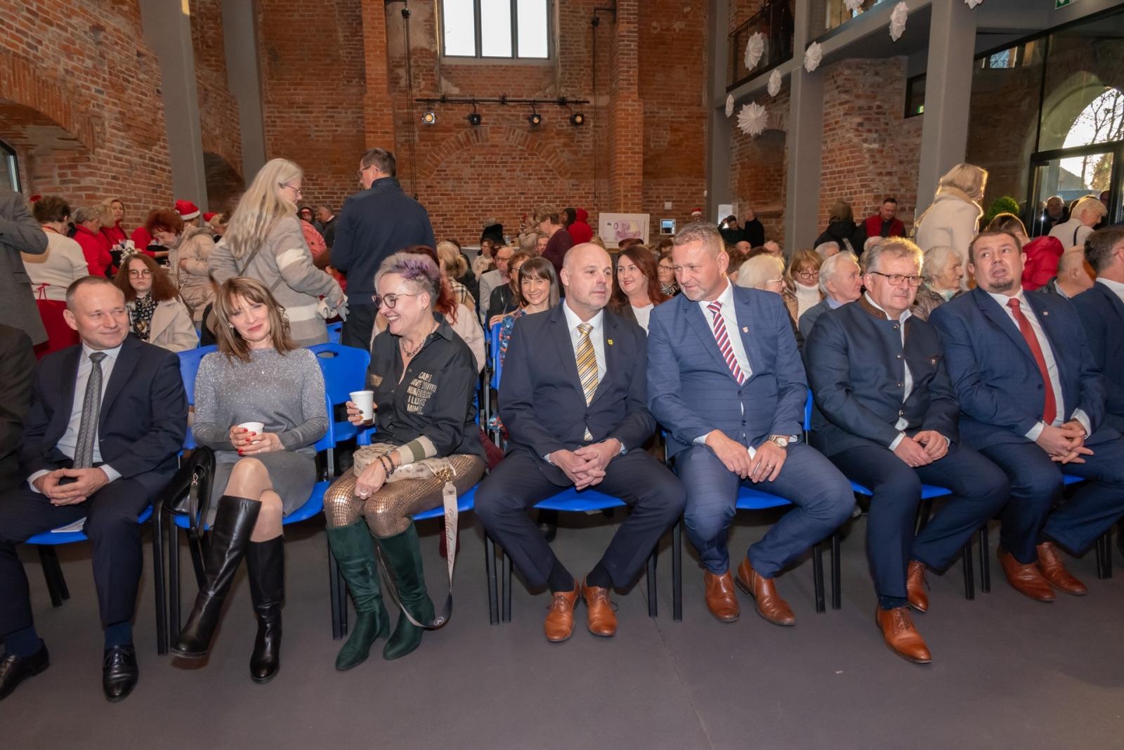 Zdjęcie w galerii na portalu naszraciborz.pl: Kiermasz Bożonarodzeniowy na Zamku w Tworkowie. To miejsce przyciąga jak magnes wiadomości z regionu