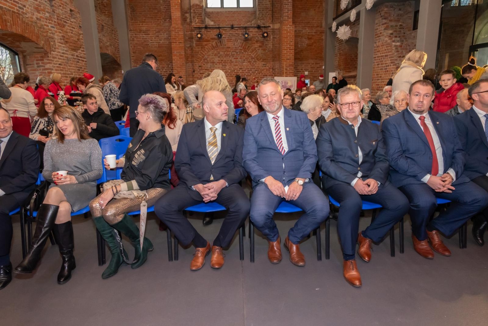 Zdjęcie w galerii na portalu naszraciborz.pl: Kiermasz Bożonarodzeniowy na Zamku w Tworkowie. To miejsce przyciąga jak magnes wiadomości z regionu