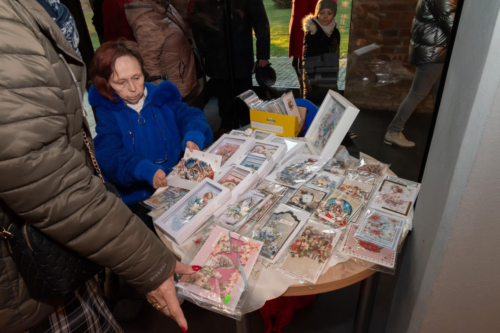 Zdjęcie w galerii na portalu naszraciborz.pl: Kiermasz Bożonarodzeniowy na Zamku w Tworkowie. To miejsce przyciąga jak magnes wiadomości z regionu