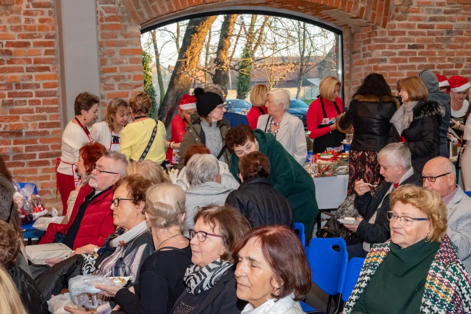 Zdjęcie w galerii na portalu naszraciborz.pl: Kiermasz Bożonarodzeniowy na Zamku w Tworkowie. To miejsce przyciąga jak magnes wiadomości z regionu