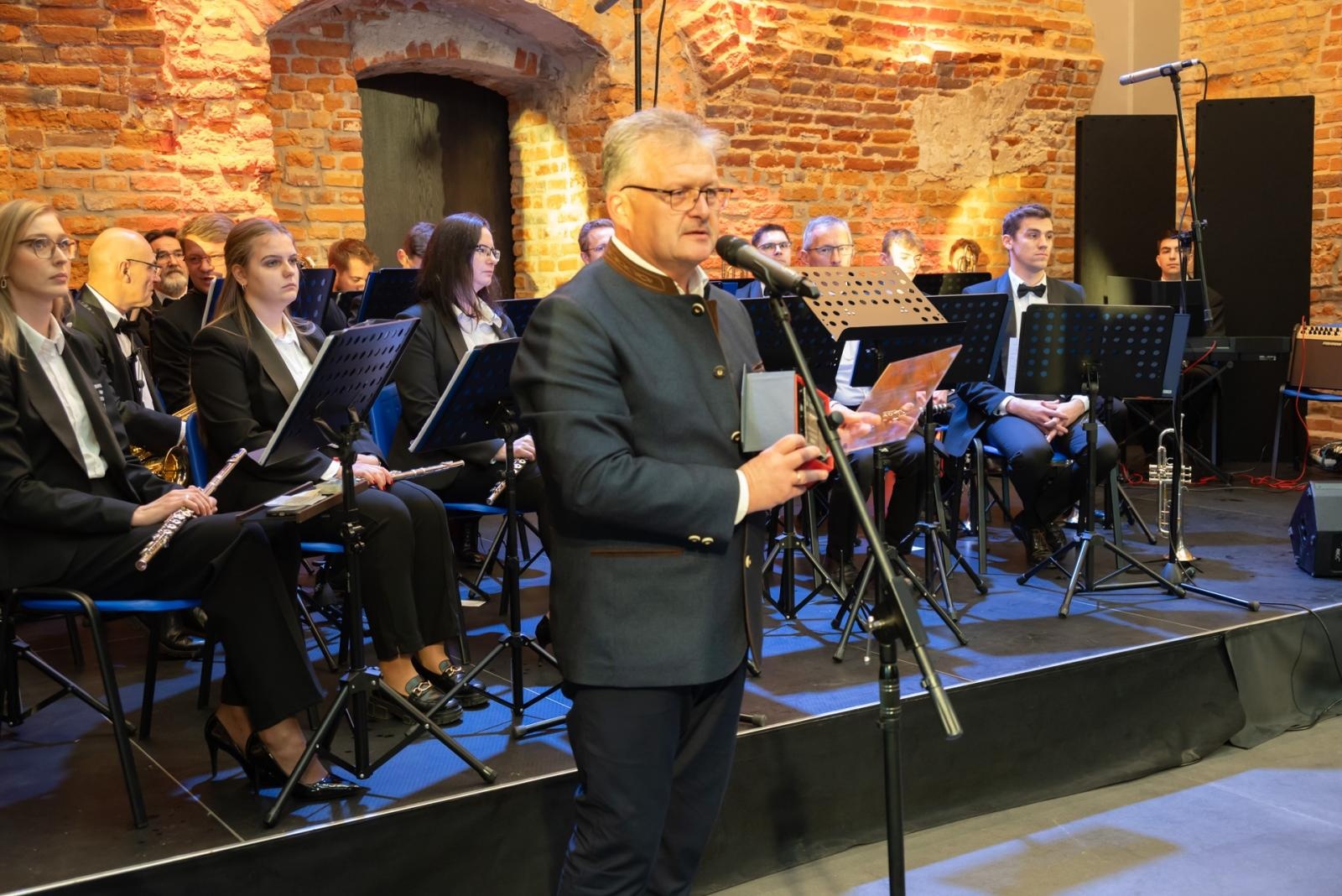 Zdjęcie w galerii na portalu naszraciborz.pl: Kiermasz Bożonarodzeniowy na Zamku w Tworkowie. To miejsce przyciąga jak magnes wiadomości z regionu