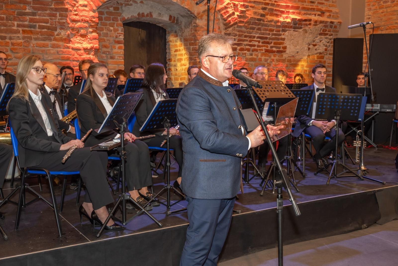 Zdjęcie w galerii na portalu naszraciborz.pl: Kiermasz Bożonarodzeniowy na Zamku w Tworkowie. To miejsce przyciąga jak magnes wiadomości z regionu