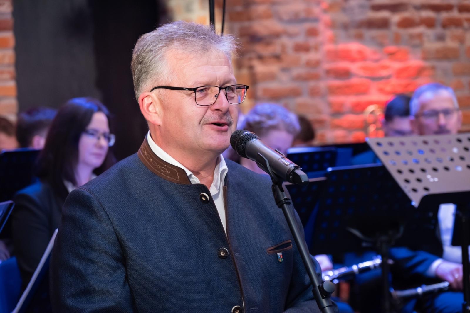 Zdjęcie w galerii na portalu naszraciborz.pl: Kiermasz Bożonarodzeniowy na Zamku w Tworkowie. To miejsce przyciąga jak magnes wiadomości z regionu