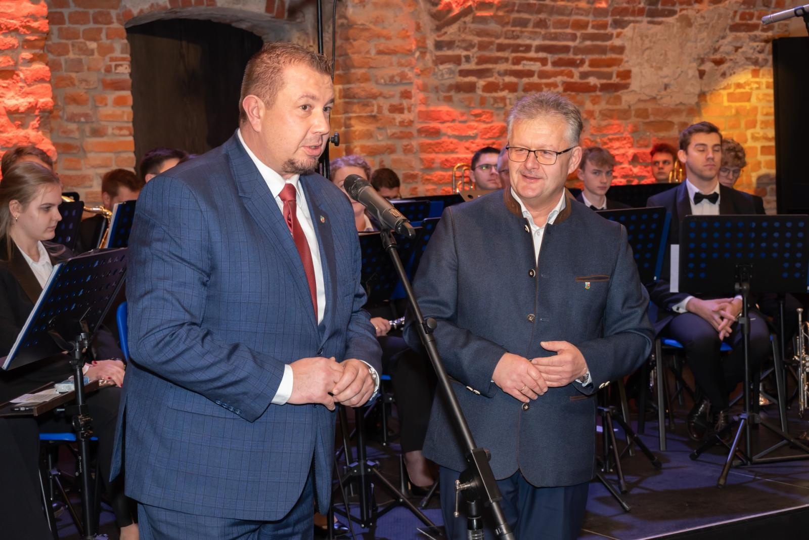 Zdjęcie w galerii na portalu naszraciborz.pl: Kiermasz Bożonarodzeniowy na Zamku w Tworkowie. To miejsce przyciąga jak magnes wiadomości z regionu