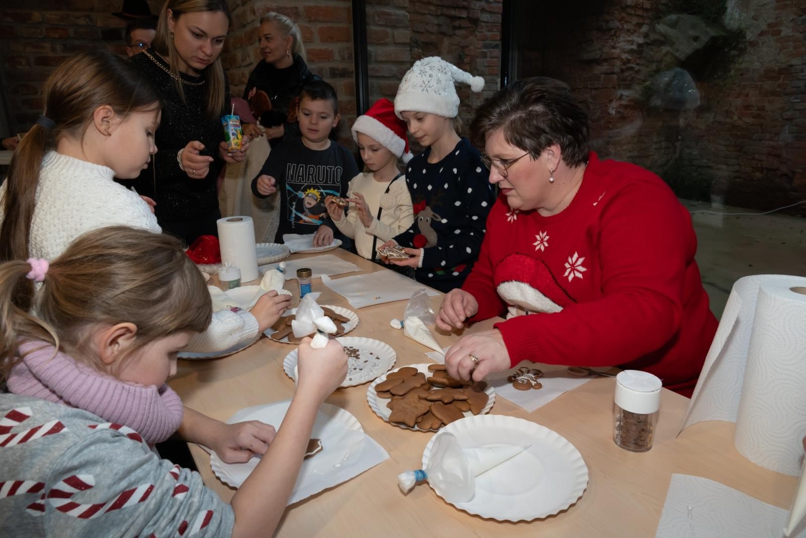 Zdjęcie w galerii na portalu naszraciborz.pl: Kiermasz Bożonarodzeniowy na Zamku w Tworkowie. To miejsce przyciąga jak magnes wiadomości z regionu
