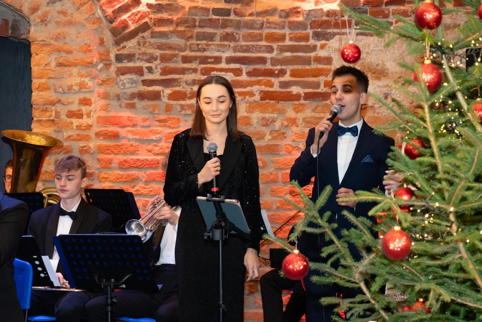 Zdjęcie w galerii na portalu naszraciborz.pl: Kiermasz Bożonarodzeniowy na Zamku w Tworkowie. To miejsce przyciąga jak magnes wiadomości z regionu