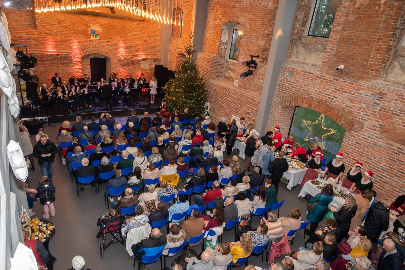 Zdjęcie w galerii na portalu naszraciborz.pl: Kiermasz Bożonarodzeniowy na Zamku w Tworkowie. To miejsce przyciąga jak magnes wiadomości z regionu