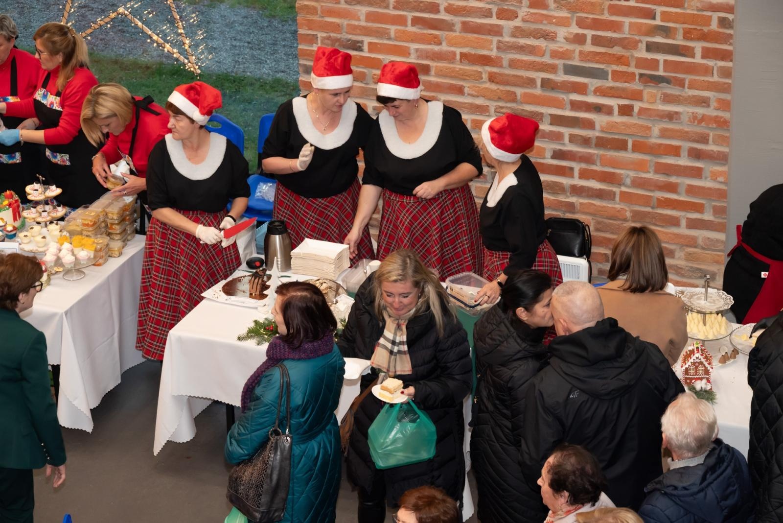 Zdjęcie w galerii na portalu naszraciborz.pl: Kiermasz Bożonarodzeniowy na Zamku w Tworkowie. To miejsce przyciąga jak magnes wiadomości z regionu