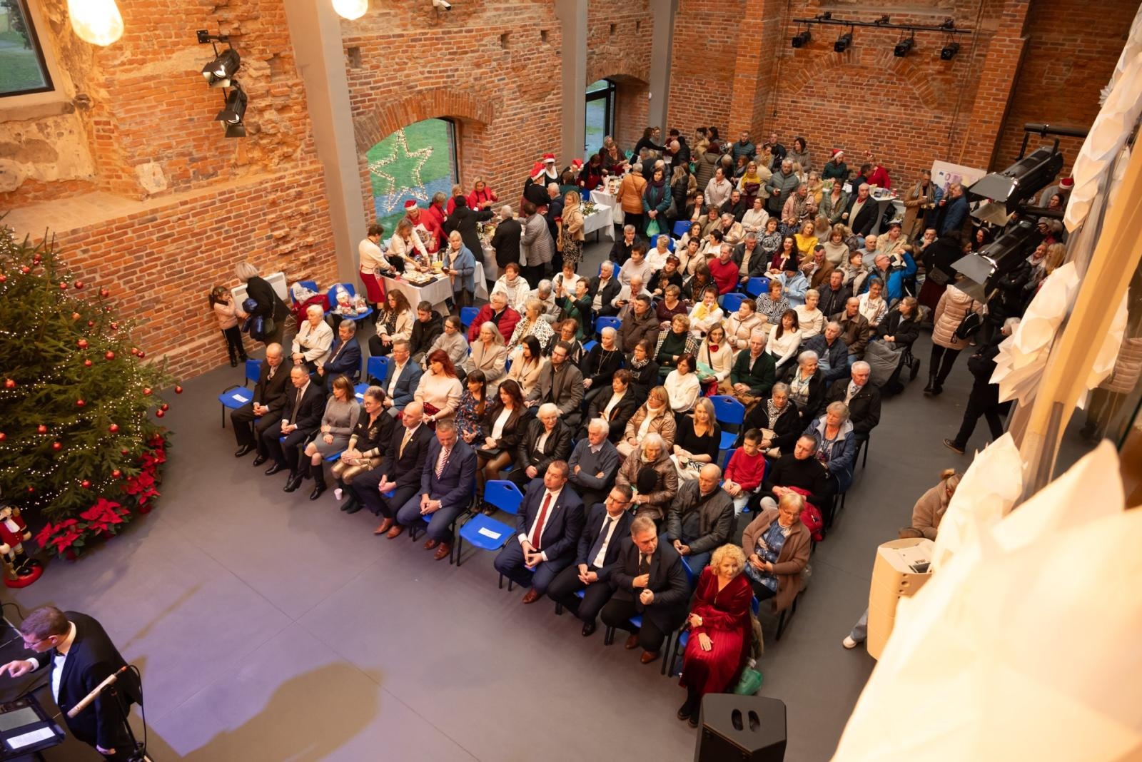 Zdjęcie w galerii na portalu naszraciborz.pl: Kiermasz Bożonarodzeniowy na Zamku w Tworkowie. To miejsce przyciąga jak magnes wiadomości z regionu