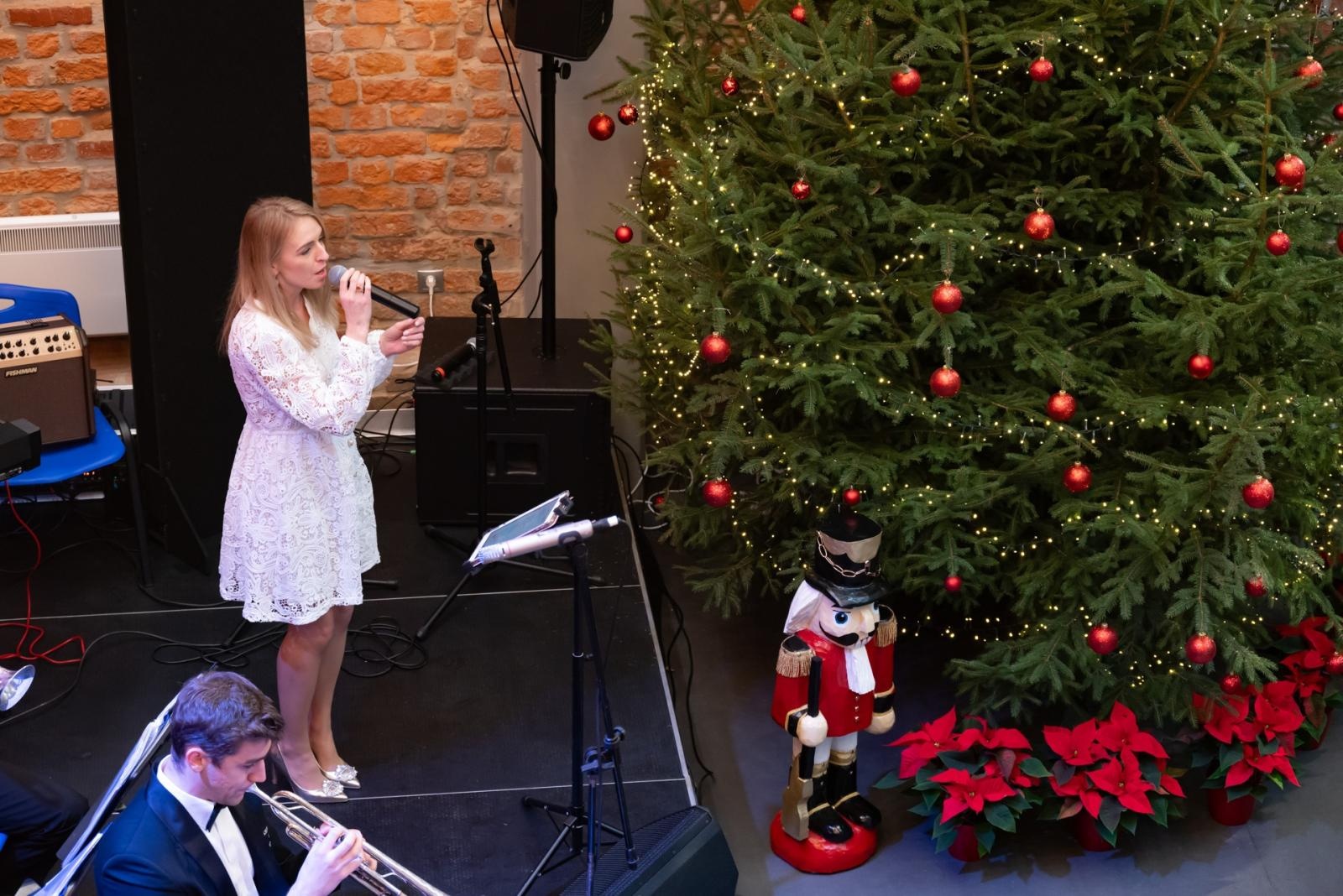 Zdjęcie w galerii na portalu naszraciborz.pl: Kiermasz Bożonarodzeniowy na Zamku w Tworkowie. To miejsce przyciąga jak magnes wiadomości z regionu