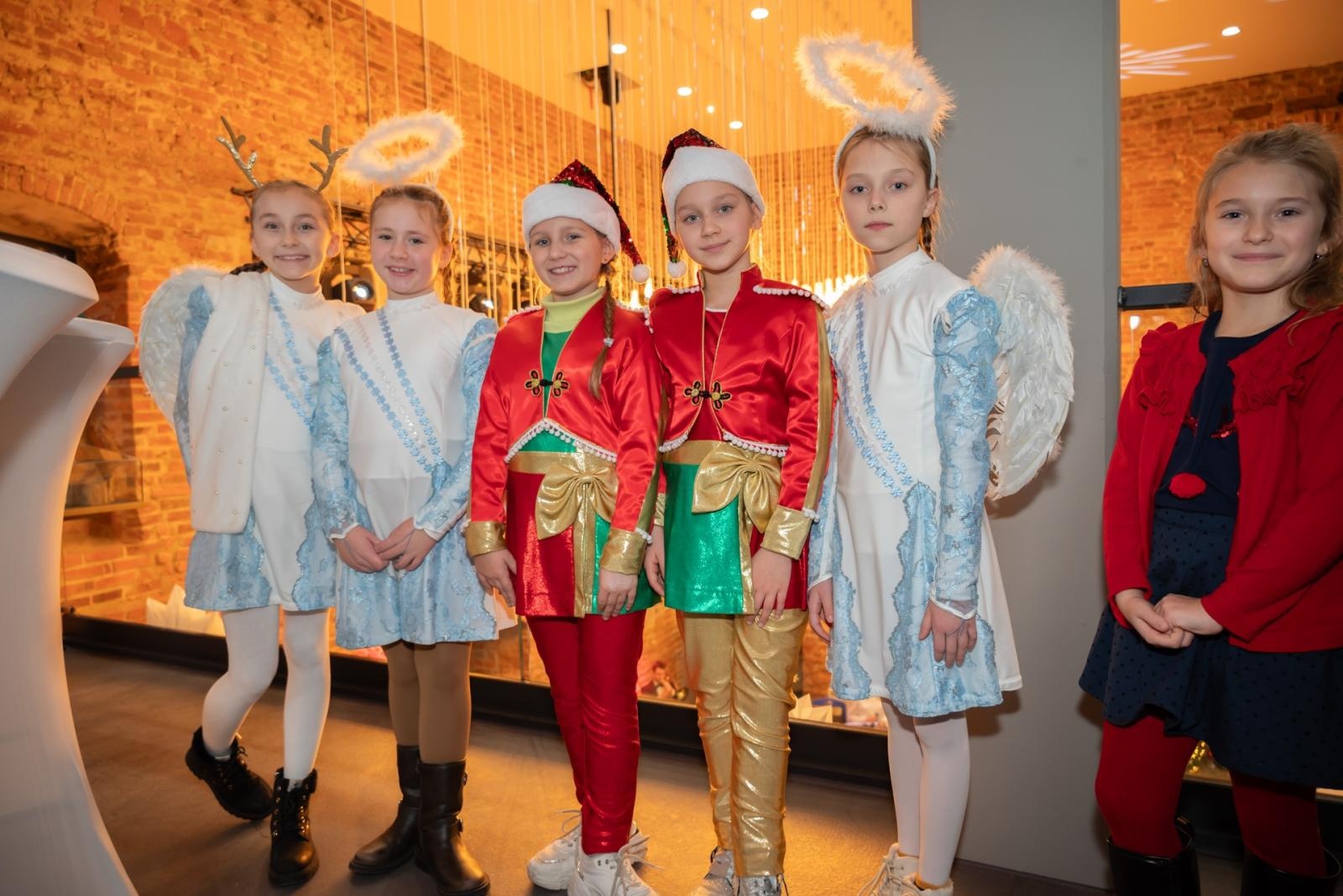 Zdjęcie w galerii na portalu naszraciborz.pl: Kiermasz Bożonarodzeniowy na Zamku w Tworkowie. To miejsce przyciąga jak magnes wiadomości z regionu