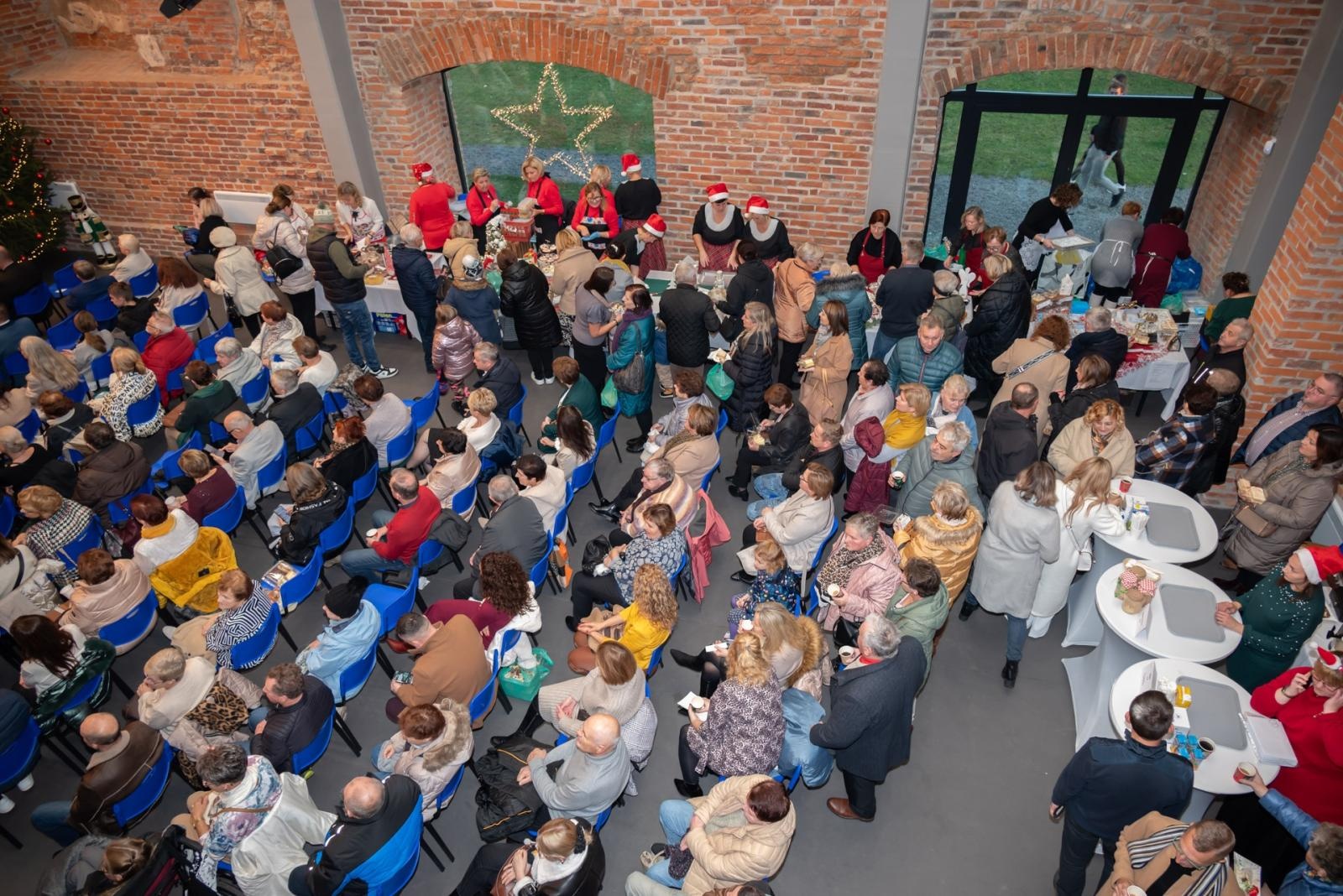 Zdjęcie w galerii na portalu naszraciborz.pl: Kiermasz Bożonarodzeniowy na Zamku w Tworkowie. To miejsce przyciąga jak magnes wiadomości z regionu