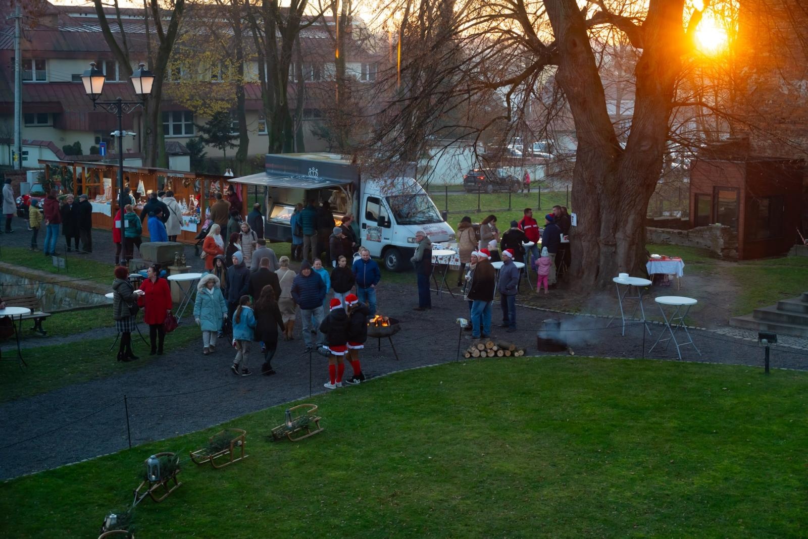 Zdjęcie w galerii na portalu naszraciborz.pl: Kiermasz Bożonarodzeniowy na Zamku w Tworkowie. To miejsce przyciąga jak magnes wiadomości z regionu