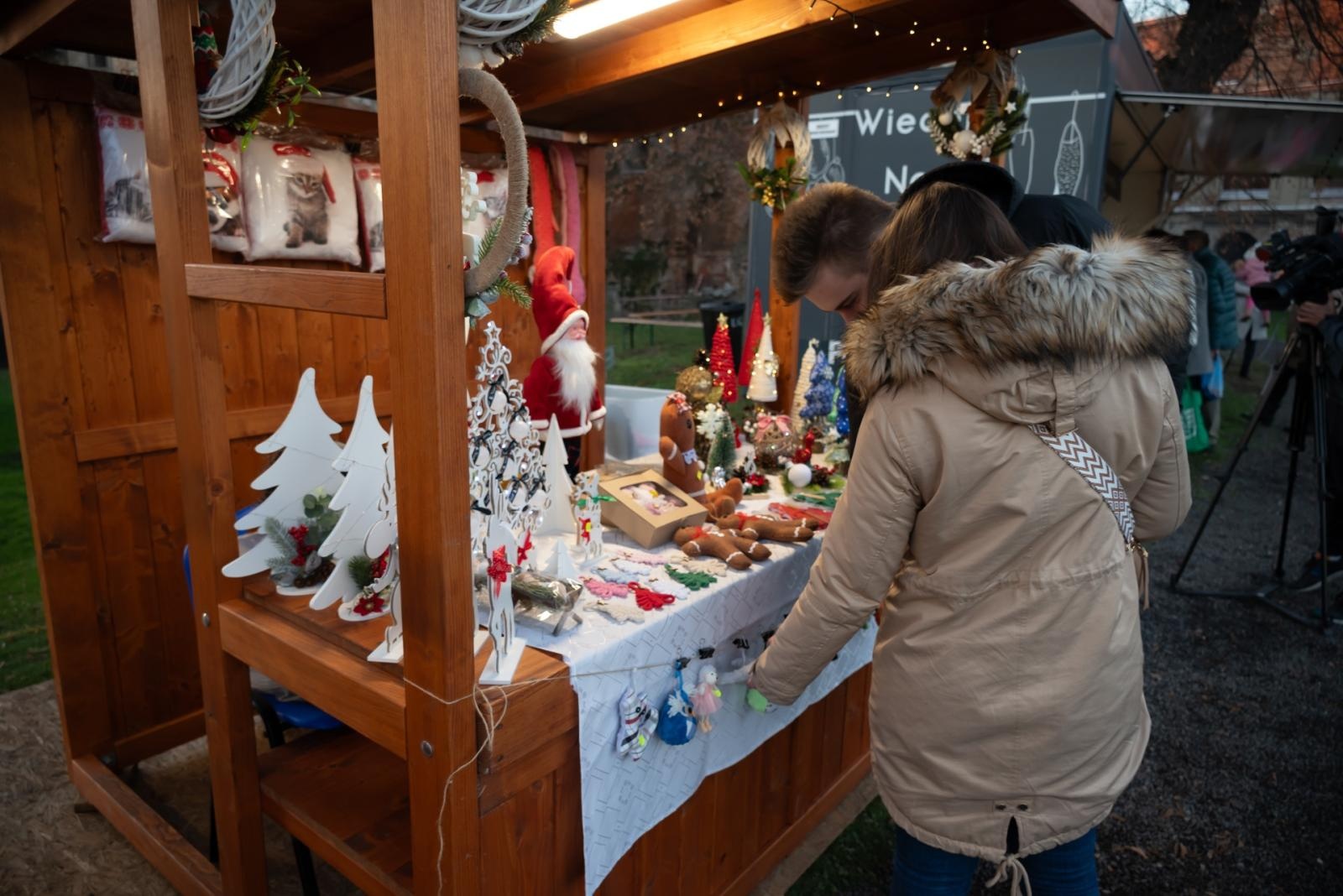 Zdjęcie w galerii na portalu naszraciborz.pl: Kiermasz Bożonarodzeniowy na Zamku w Tworkowie. To miejsce przyciąga jak magnes wiadomości z regionu