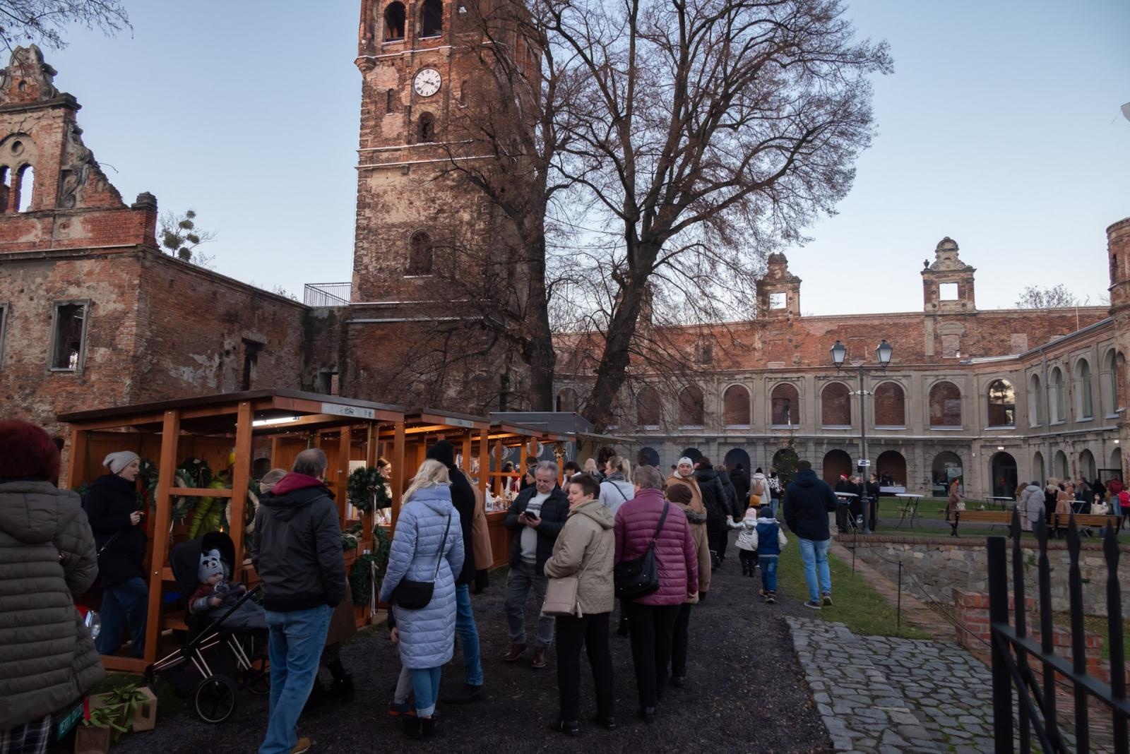 Zdjęcie w galerii na portalu naszraciborz.pl: Kiermasz Bożonarodzeniowy na Zamku w Tworkowie. To miejsce przyciąga jak magnes wiadomości z regionu