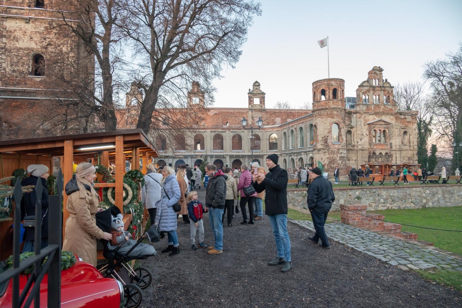 Zdjęcie w galerii na portalu naszraciborz.pl: Kiermasz Bożonarodzeniowy na Zamku w Tworkowie. To miejsce przyciąga jak magnes wiadomości z regionu