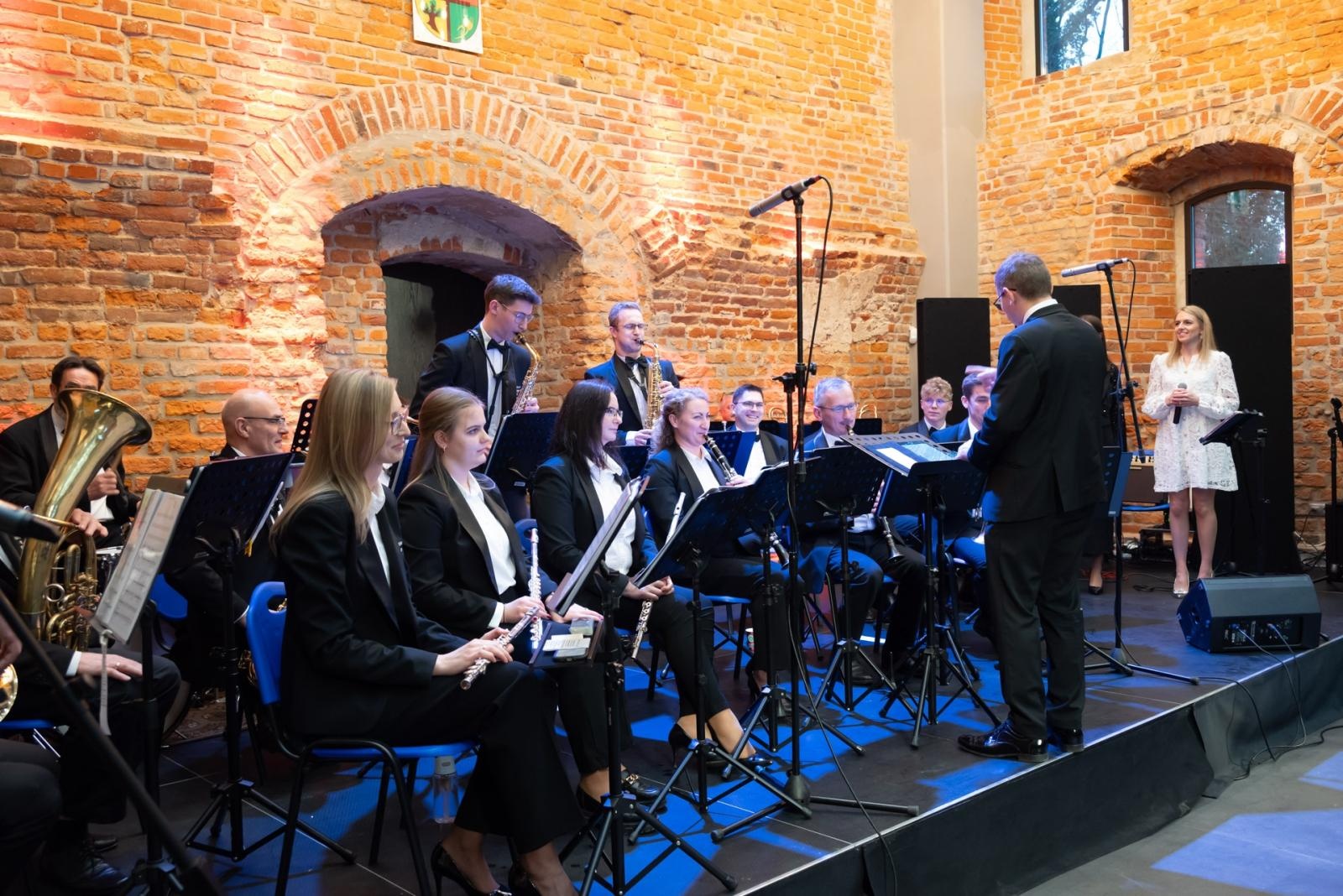 Zdjęcie w galerii na portalu naszraciborz.pl: Kiermasz Bożonarodzeniowy na Zamku w Tworkowie. To miejsce przyciąga jak magnes wiadomości z regionu