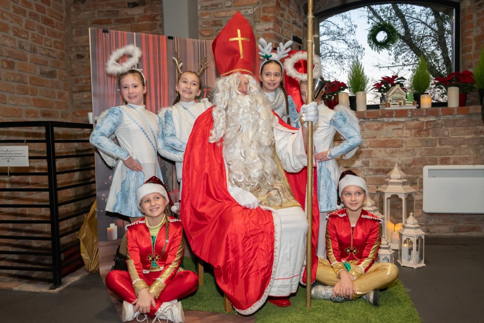Zdjęcie w galerii na portalu naszraciborz.pl: Kiermasz Bożonarodzeniowy na Zamku w Tworkowie. To miejsce przyciąga jak magnes wiadomości z regionu