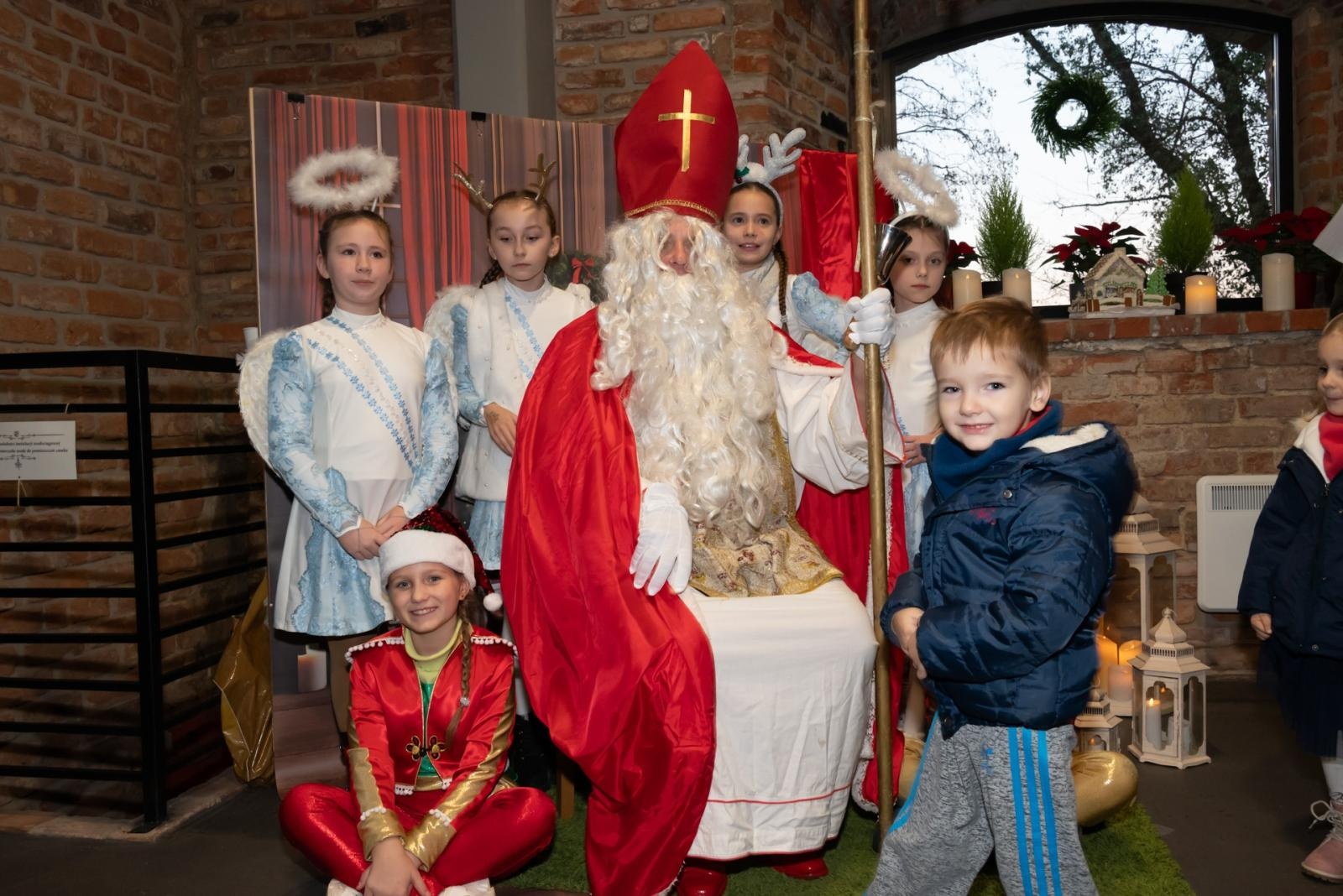 Zdjęcie w galerii na portalu naszraciborz.pl: Kiermasz Bożonarodzeniowy na Zamku w Tworkowie. To miejsce przyciąga jak magnes wiadomości z regionu