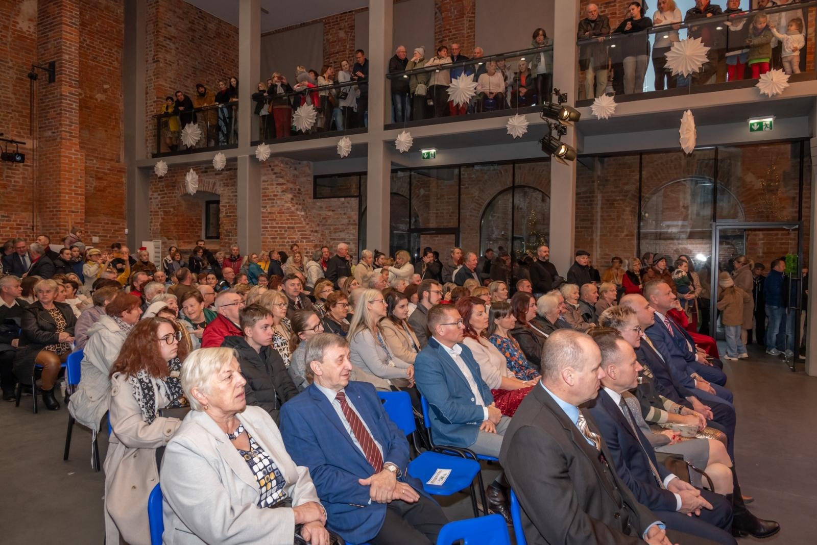Zdjęcie w galerii na portalu naszraciborz.pl: Kiermasz Bożonarodzeniowy na Zamku w Tworkowie. To miejsce przyciąga jak magnes wiadomości z regionu