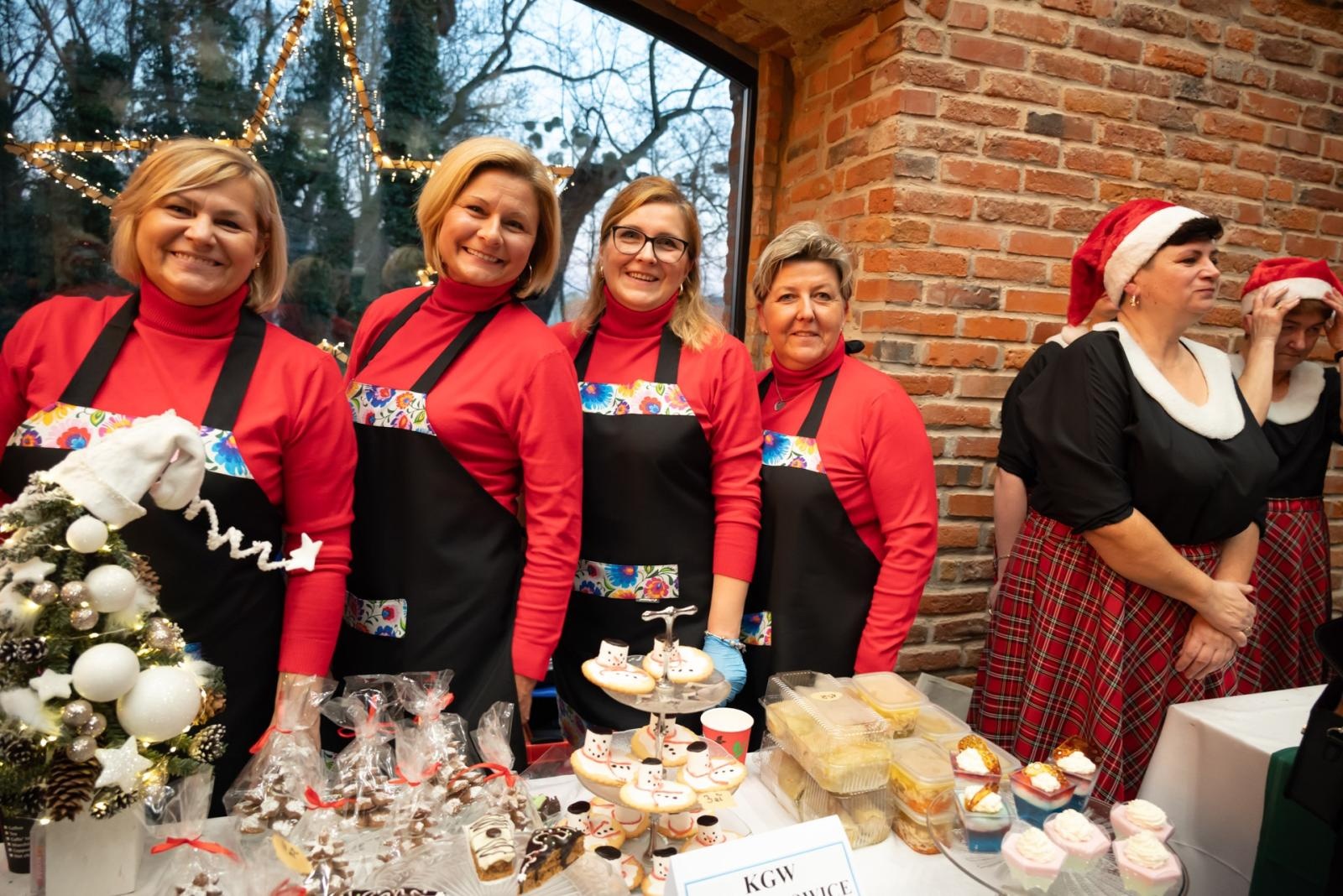 Zdjęcie w galerii na portalu naszraciborz.pl: Kiermasz Bożonarodzeniowy na Zamku w Tworkowie. To miejsce przyciąga jak magnes wiadomości z regionu