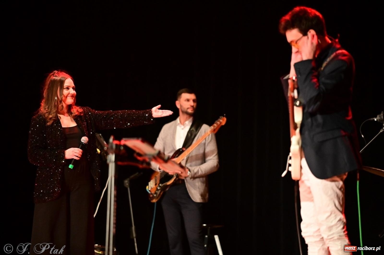 Zdjęcie w galerii na portalu naszraciborz.pl: Magiczny wieczór z ABBĄ w Raciborzu – gala koncertowa już za nami [FOTO i WIDEO] wiadomości z regionu