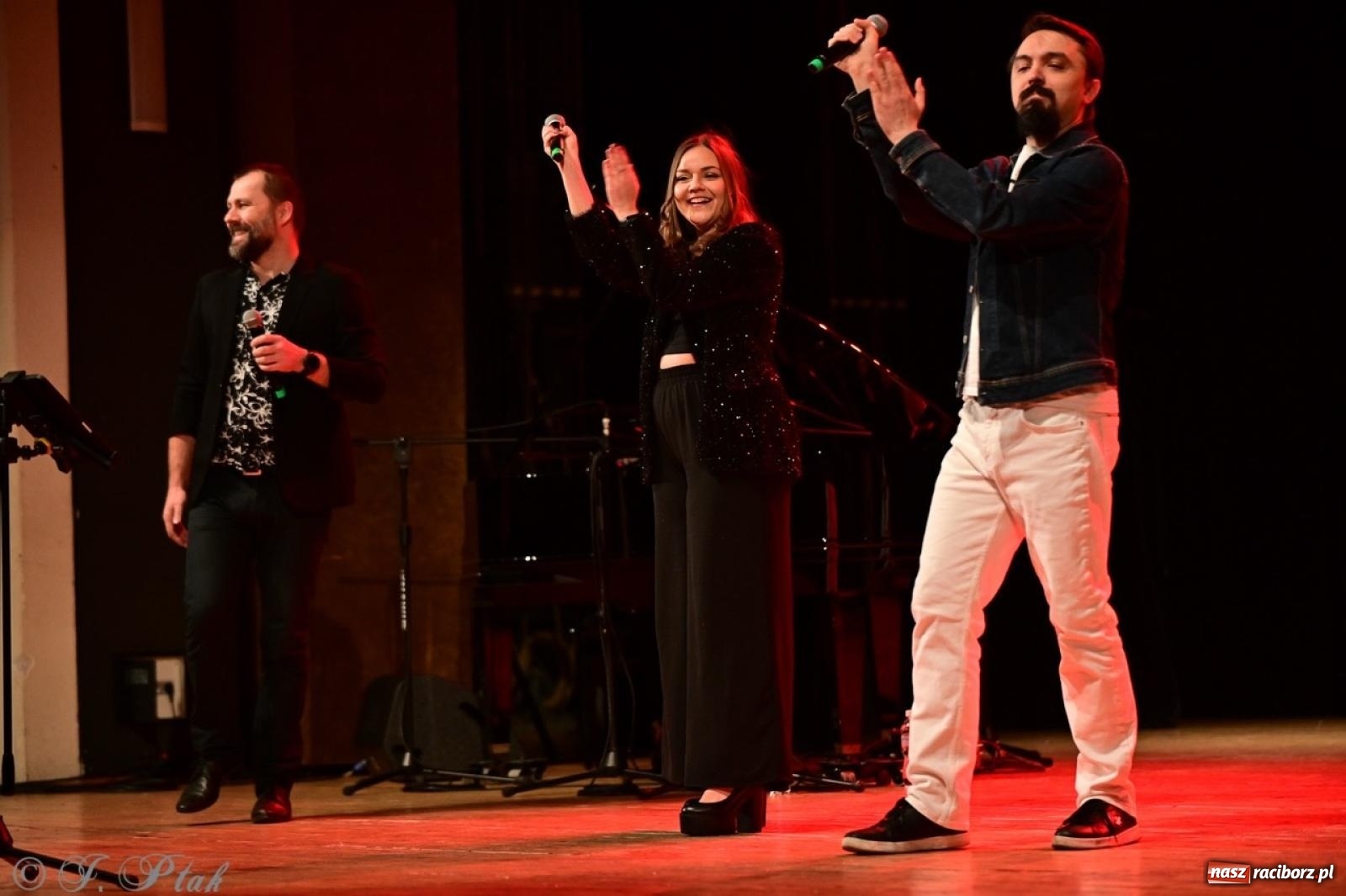 Zdjęcie w galerii na portalu naszraciborz.pl: Magiczny wieczór z ABBĄ w Raciborzu – gala koncertowa już za nami [FOTO i WIDEO] wiadomości z regionu