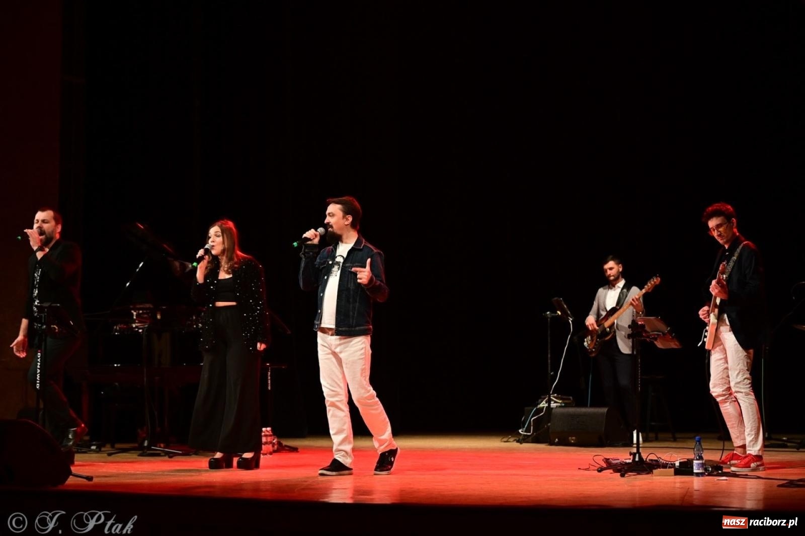 Zdjęcie w galerii na portalu naszraciborz.pl: Magiczny wieczór z ABBĄ w Raciborzu – gala koncertowa już za nami [FOTO i WIDEO] wiadomości z regionu