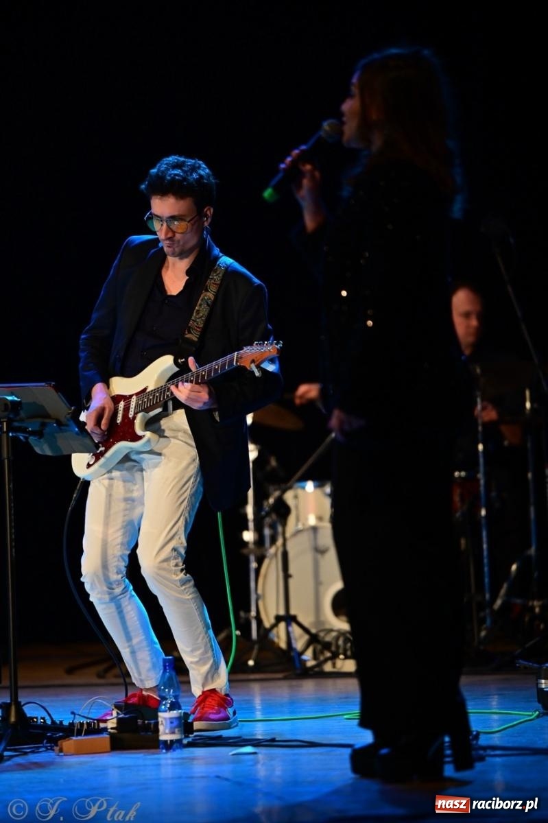 Zdjęcie w galerii na portalu naszraciborz.pl: Magiczny wieczór z ABBĄ w Raciborzu – gala koncertowa już za nami [FOTO i WIDEO] wiadomości z regionu