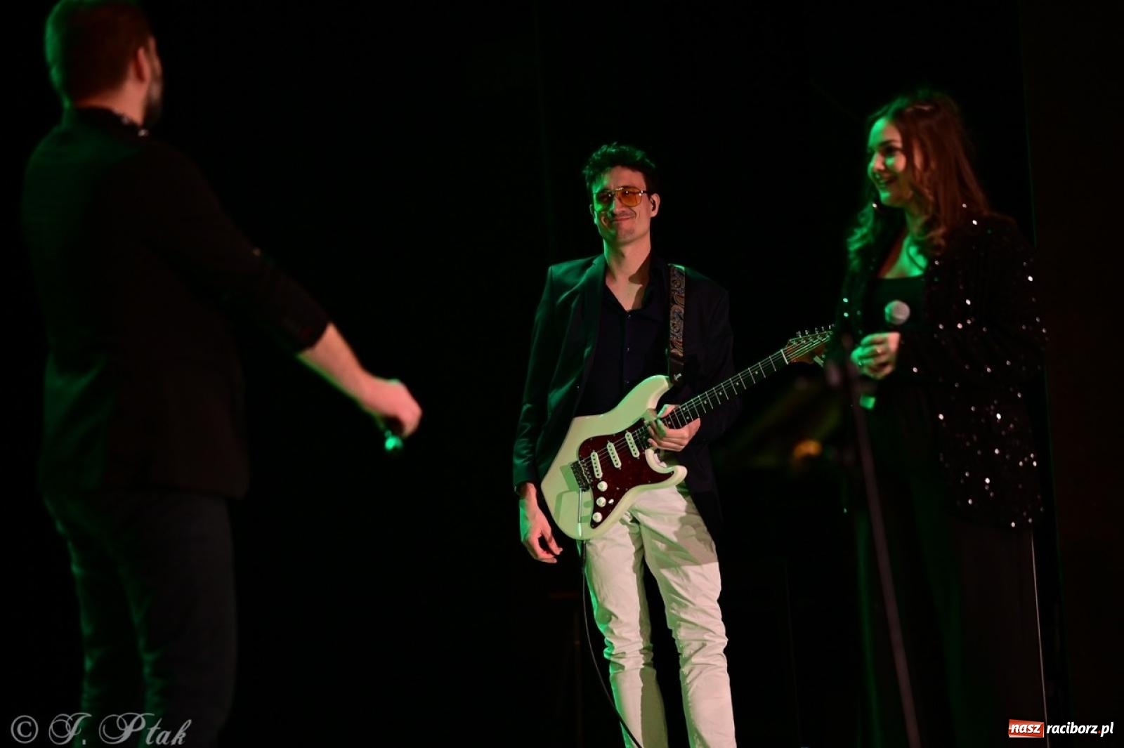 Zdjęcie w galerii na portalu naszraciborz.pl: Magiczny wieczór z ABBĄ w Raciborzu – gala koncertowa już za nami [FOTO i WIDEO] wiadomości z regionu