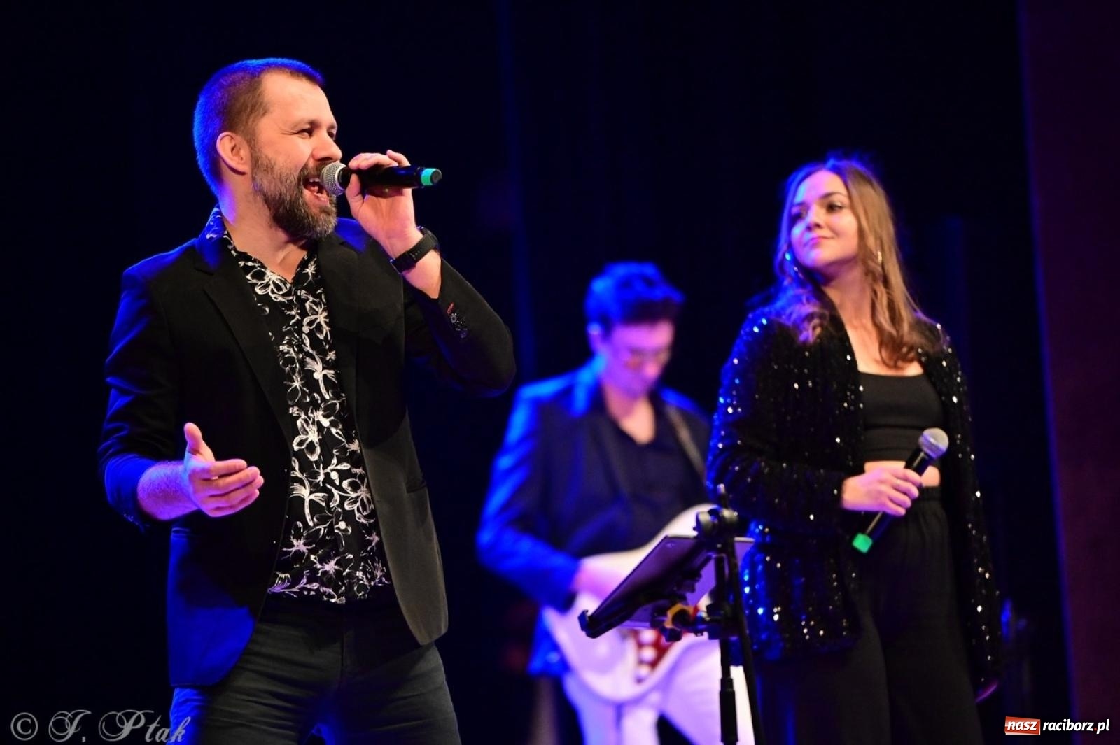 Zdjęcie w galerii na portalu naszraciborz.pl: Magiczny wieczór z ABBĄ w Raciborzu – gala koncertowa już za nami [FOTO i WIDEO] wiadomości z regionu