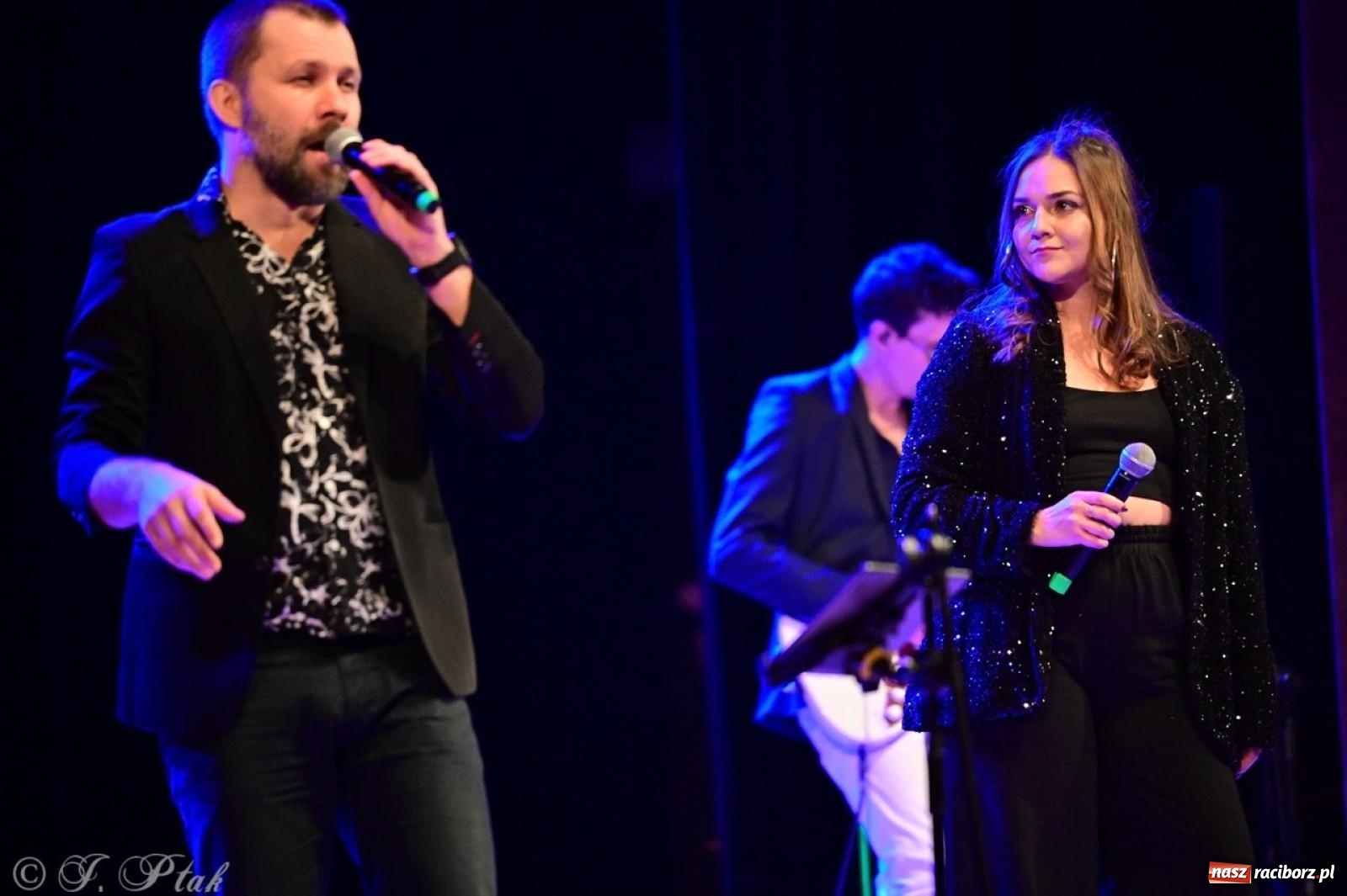 Zdjęcie w galerii na portalu naszraciborz.pl: Magiczny wieczór z ABBĄ w Raciborzu – gala koncertowa już za nami [FOTO i WIDEO] wiadomości z regionu