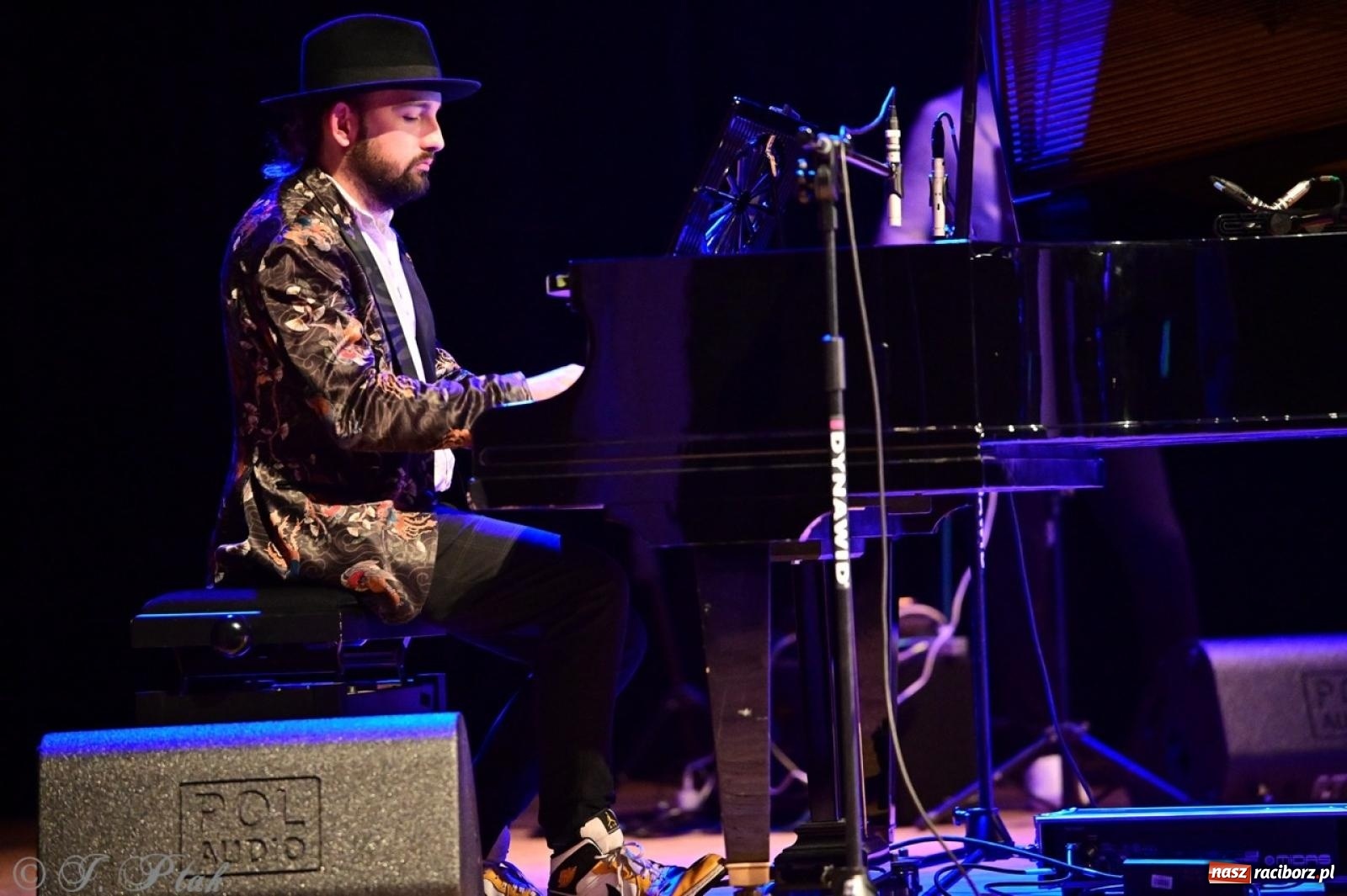 Zdjęcie w galerii na portalu naszraciborz.pl: Magiczny wieczór z ABBĄ w Raciborzu – gala koncertowa już za nami [FOTO i WIDEO] wiadomości z regionu