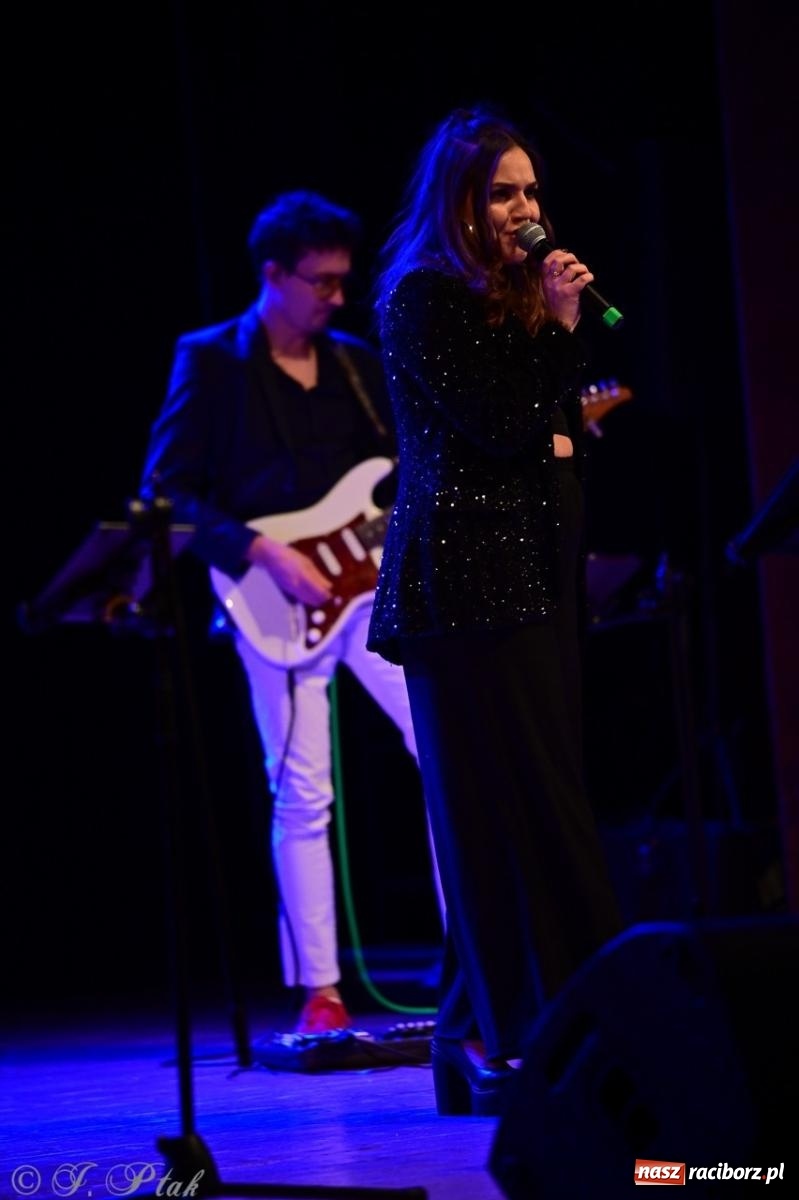 Zdjęcie w galerii na portalu naszraciborz.pl: Magiczny wieczór z ABBĄ w Raciborzu – gala koncertowa już za nami [FOTO i WIDEO] wiadomości z regionu